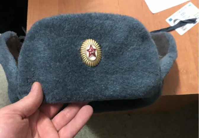 У Львові на киянина відкрили кримінал за шапку з комуністичною символікою