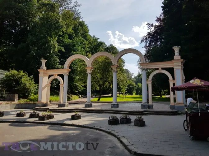 Нетуристичний Львів: старий університет, палаци архітекторів та «Пристань» біля парку