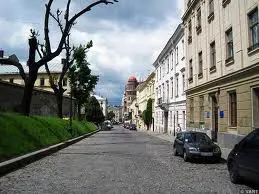 На вулиці Валовій у Львові знову паркуватимуться автомобілі