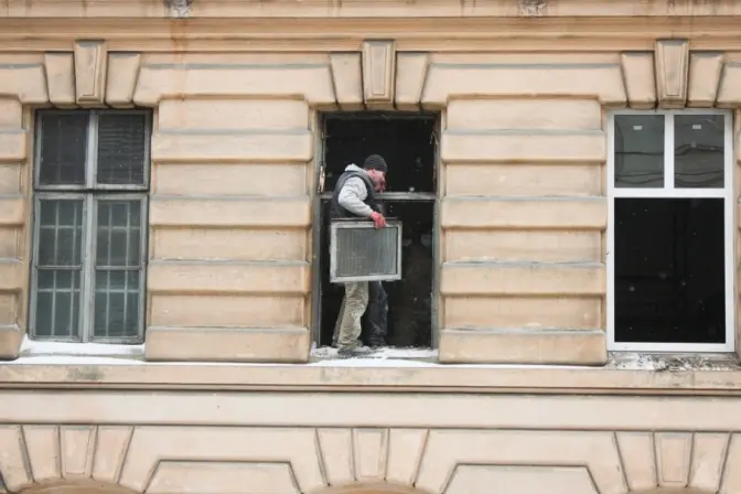 У Львові – скандал через нові пластикові вікна в пам’ятці архітектури. Фото