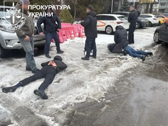 У Києві викрили масштабну схему організації ухилення від служби, серед учасників — працівники ТЦК, експоліцейський і неповнолітня дитина