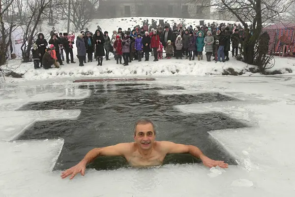 Незабаром свято Водохрещення: правила безпеки під час зимового купання