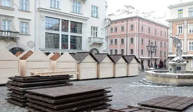 У Львові почали монтувати різдвяний ярмарок. Фото