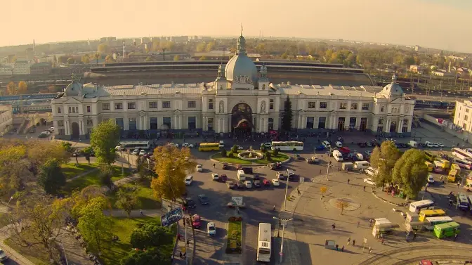 Цілуй і їдь. Як рухатиметься транспорт на площі Двірцевій