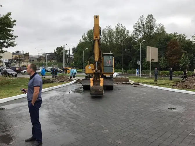У Львові демонтують незаконно зведену заправку. Фото