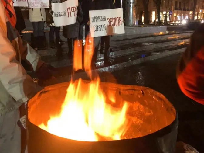 У Львові провели нічний протест проти запровадження ринку землі. Фото