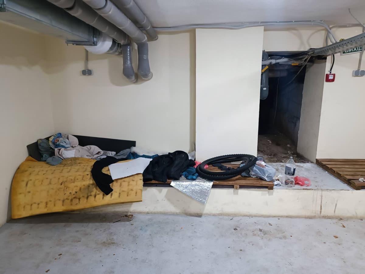 Наркотики, сміття та сморід: у Дарницькому районі безхатьки захопили укриття, а ЖЕД ігнорує скарги мешканців