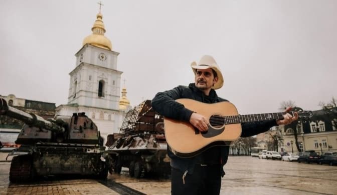 Американський кантрі-співак Бред Пейслі заспівав «Червону руту» на Михайлівській площі