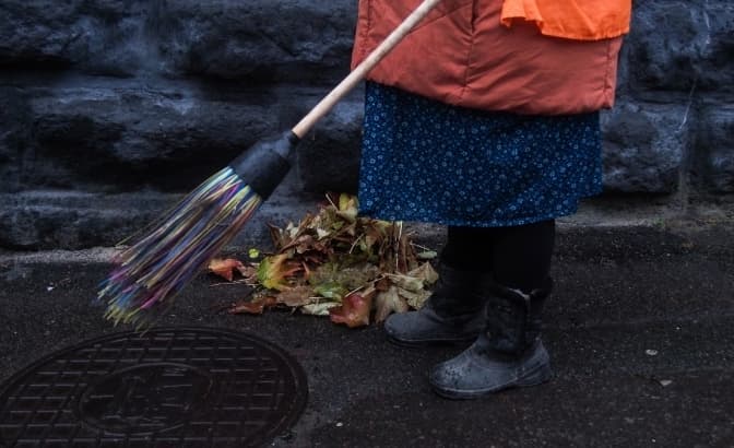 Львів'ян закликають взяти участь у конкурсі з визначення найкращого двірника Львова