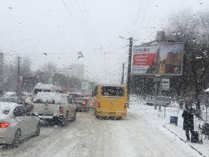 Ситуація на дорогах Львова: тягнучки через снігопад на головних дорогах