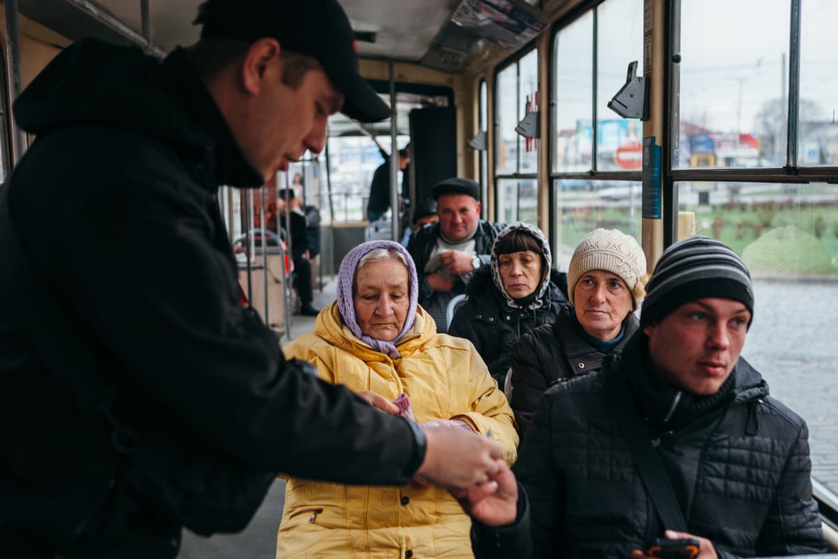 У львівських трамваях і тролейбусах подорожчав проїзд. Кому і скільки платити