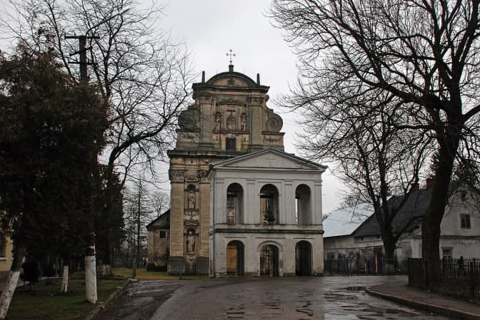 Куди поїхати на вихідні зі Львова: до міста з неймовірним костелом