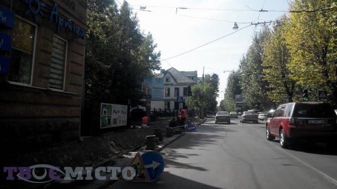 Ситуація на дорогах Львова: перекрито поворот на вулицю Залізняка з Героїв УПА. Фото