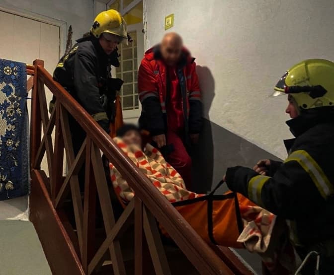 На Львівщині надзвичайники спільно з медиками врятували 84-річну жінку у важкому стані
