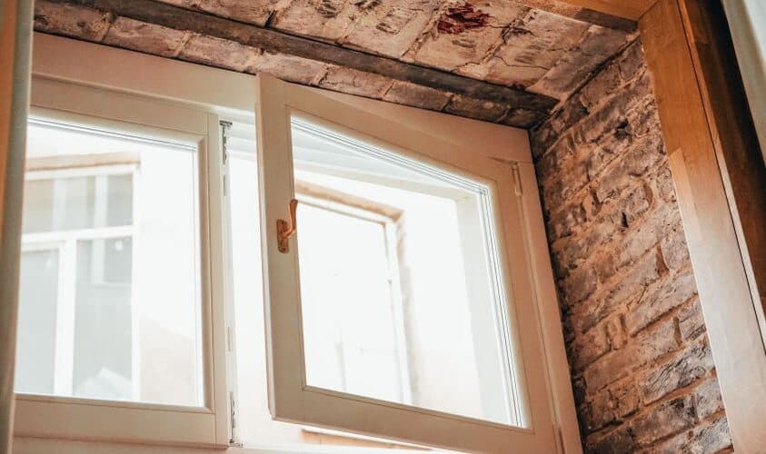 У львівському історичному будинку пластикові вікна замінили на автентичні