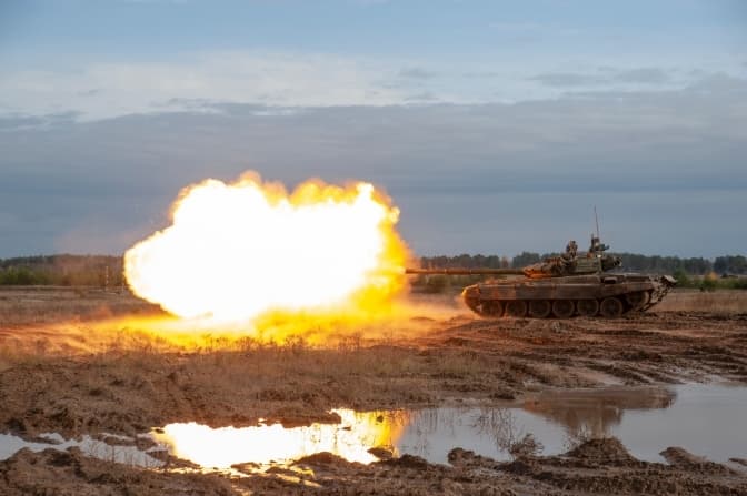На Луганщині окупанти облаштовують вогневі позиції і розміщують техніку біля житлових будинків