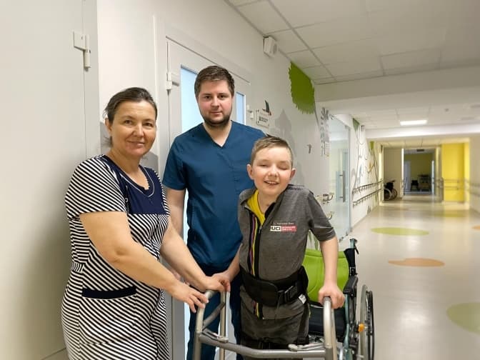 Львівські лікарі допомогли 12-річному хлопчику стати на ноги вперше за рік