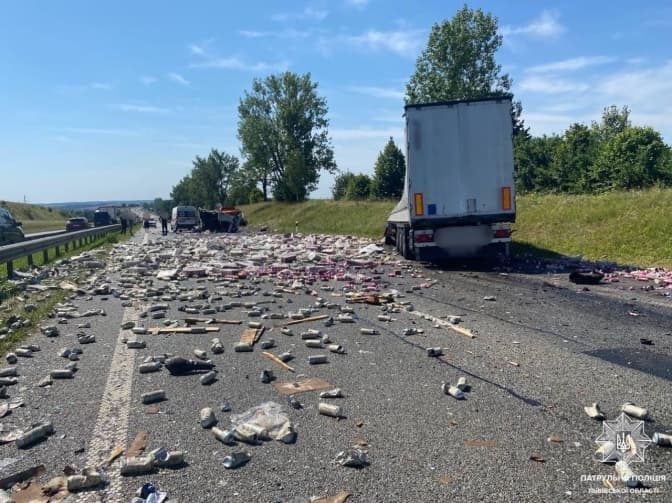 На трасі на Львівщині через розсипане пиво ускладнено рух. Оновлено