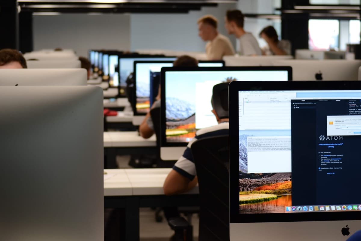 Зберегти таланти. У Львові відкриють ІТ-школу, де викладатимуть за методикою Apple