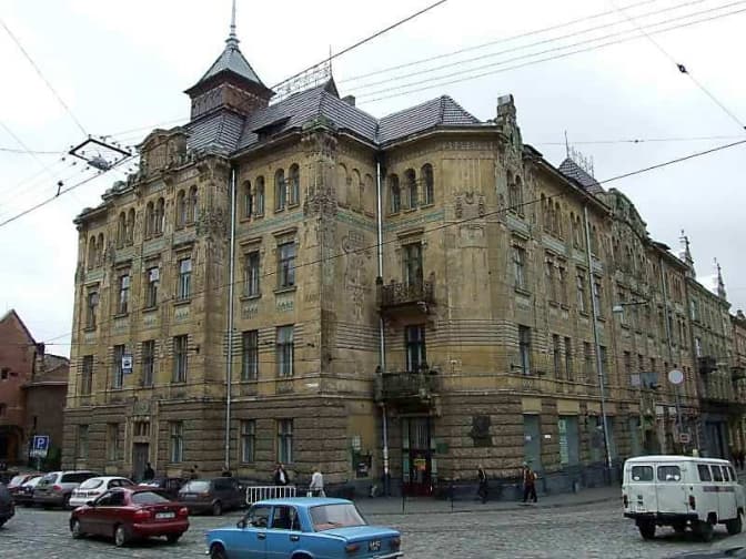 Що буде з поліклінікою у центрі Львова та чому мешканці трьох сіл вимагають зустрічі з Садовим. Підсумки доби