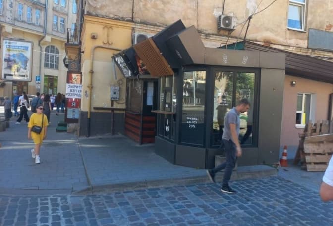 На вулиці Городоцькій у Львові демонтували два самовільні кіоски з шаурмою
