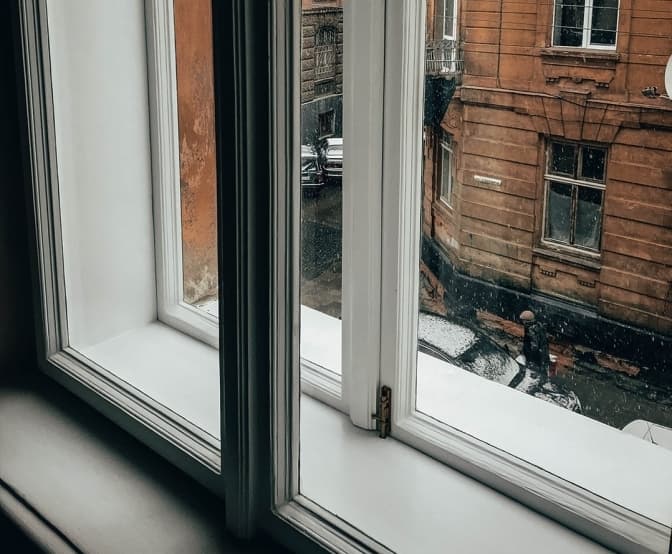 У будинку-пам’ятці у центрі Львова відновили автентичні вікна