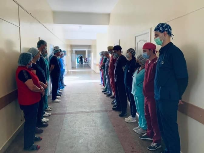 Львівські лікарі віддають шану жінці-донору, яка врятувала чотирьох пацієнтів. Фото дня