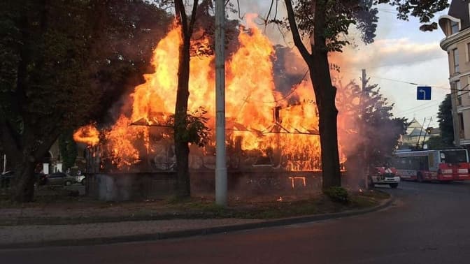 Біля ТРЦ «Форум» у Львові таки демонтують кіоск, який згорів 6 років тому