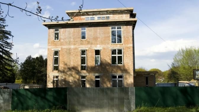 У львівському парку без дозволу збудували будинок. Його мають знести – рішення суду