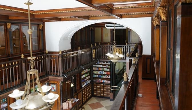 У Львові закривають аптеку з історичним інтер'єром «На Марійській площі»