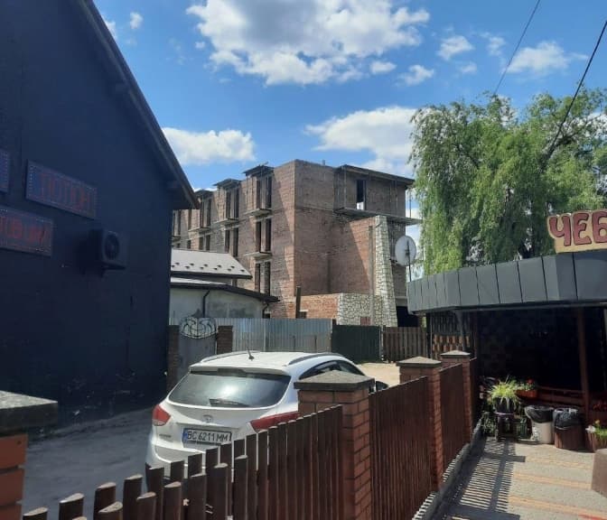 Біля «Чебуречної» у Брюховичах зводять готель без погодження