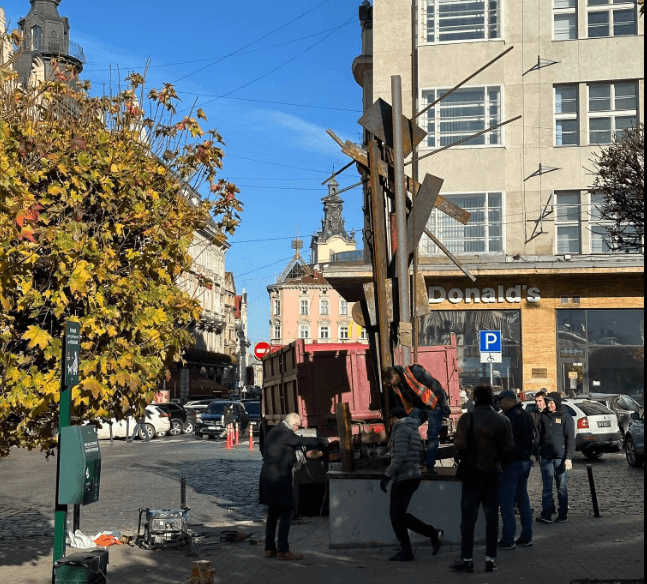 «Як можна так ненавидіти місто?» У Львові обурились новою скульптурою в центрі