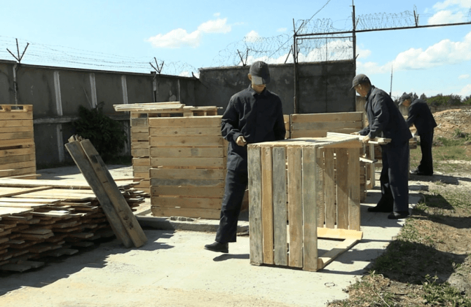 Харчують, як офіцерів української армії. Як утримують військовополонених росіян в українському таборі