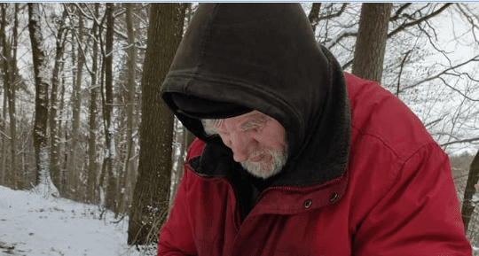 Львів’ян просять допомогти безхатченку, який живе у лісі