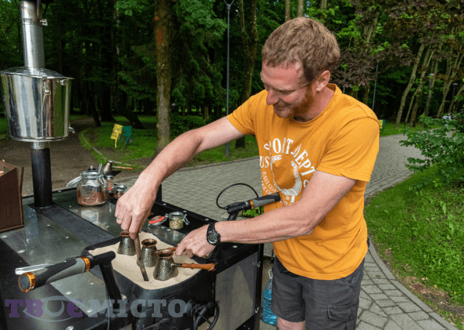 Кава з душею і кардамоном. Історія херсонця, який у львівському парку варить каву