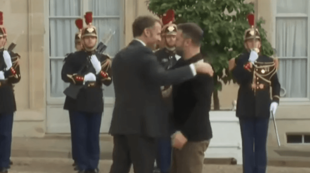 Зеленський прибув до Парижа на зустріч з Макроном