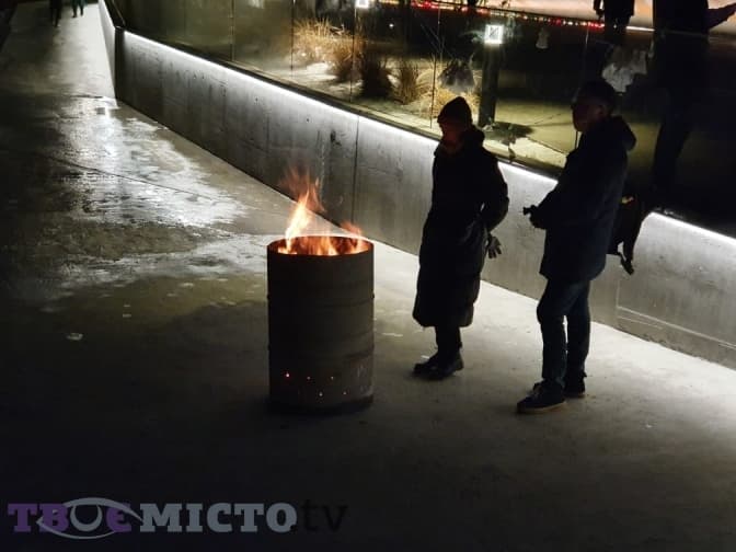 У Львові 23-річний киянин розбив ногою огорожу Меморіалу Небесної Сотні. Відео