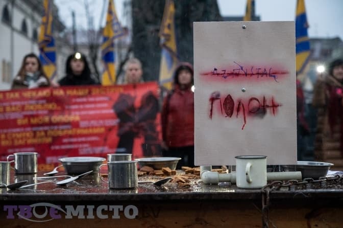 «Святвечір у двох реаліях»: рідні полонених азовців влаштували перформанс. Фоторепортаж