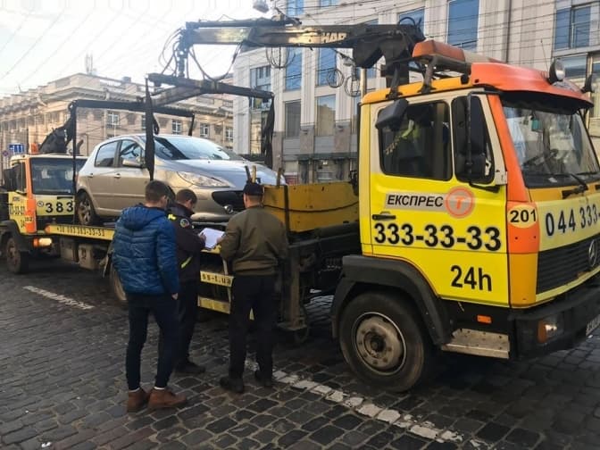 Евакуаторам можуть заборонити забирати машини за 2 години до комендантської години. Чому це погана ідея