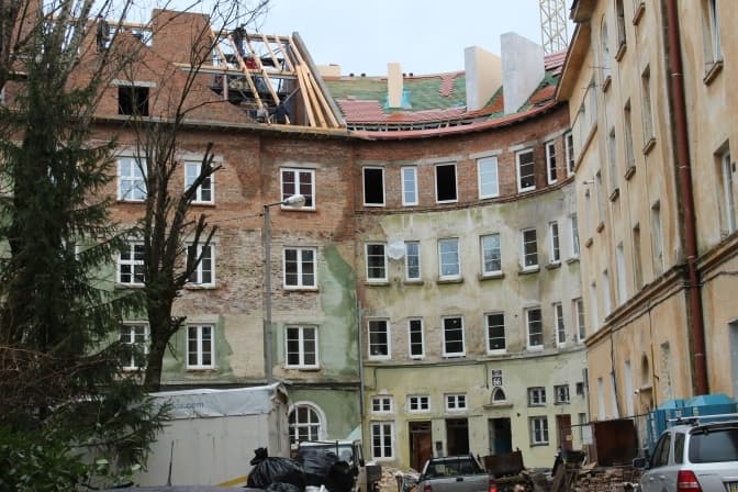 Чи є щось святе у пірнанні в ополонку та як відновлюють зруйновані ракетами будинки на Стрийській. Підсумки доби