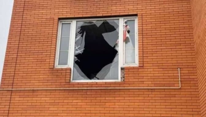 Внаслідок ранкової атаки на Київщину пошкоджено 18 будинків і підприємство