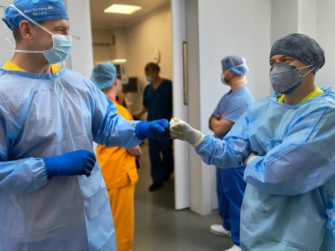 У Львові американський хірург провів 13 складних операцій дітям із викривленнями хребта