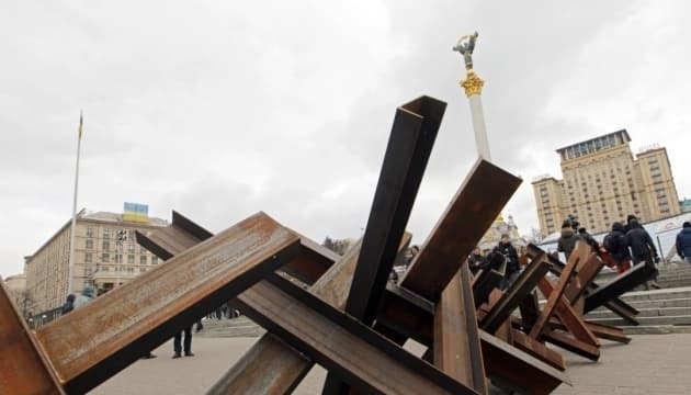 Історія польської волонтерки, що їздить на фронт, та ранкові вибухи в Києві. Підсумки доби