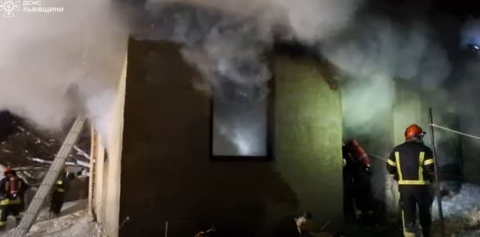 Пожежа у Львові: з охопленого вогнем будинку евакуювали 86-річну жінку