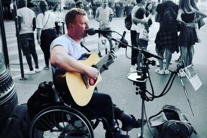 У Києві чоловік погрожував музиканту на візку через відмову виконати російську пісню