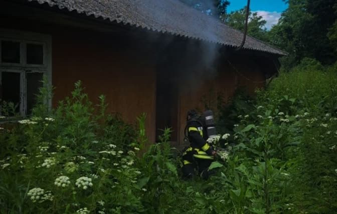 На Львівщині сусіди врятували 47-річного чоловіка з охопленого вогнем будинку