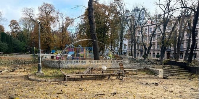 У Києві відновлюють дитячий майданчик, який пошкодило внаслідок масованої атаки рф