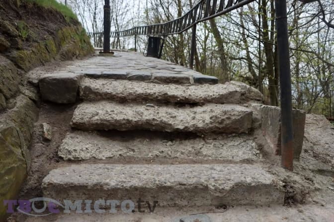 Тріщини і зруйновані сходи. Як виглядає «Високий Замок» сьогодні. Фоторепортаж