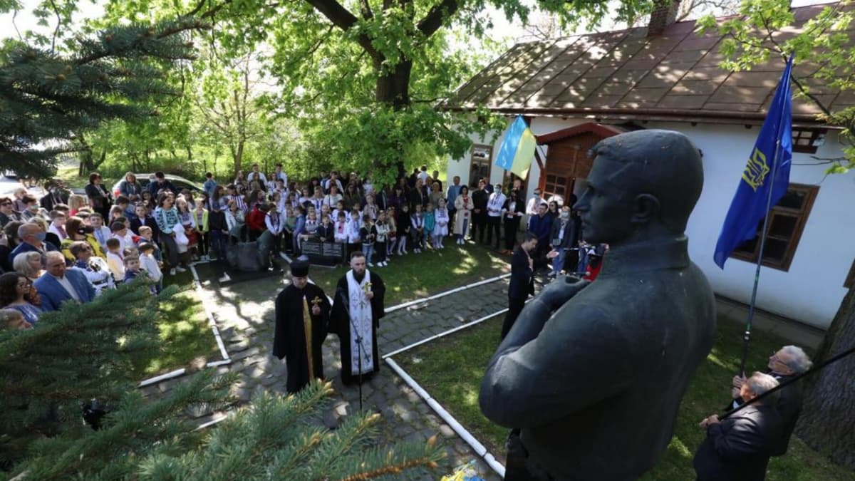 Територію музею Коновальця у Зашкові вимостять львівською бруківкою