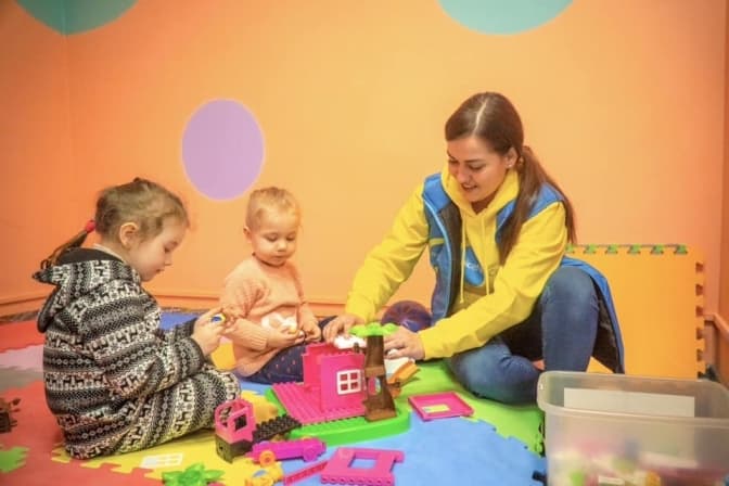 На вокзалі Львова облаштували безкоштовну розважальну зону для дітей